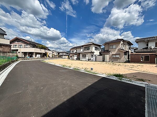 整備された前面道路が広がり、整然とした区画が魅力の分譲地です。新しい住まいを計画するのにふさわしい環境です。
