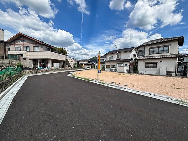 新しく舗装された道路に面した、日当たりの良い整形地です。開放感のある立地で、理想の住まいを形にしませんか。