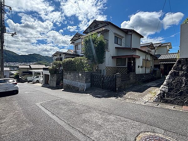 青空が広がる閑静な住宅地。緩やかな坂道の先に、緑豊かな山々が見渡せる住環境です。