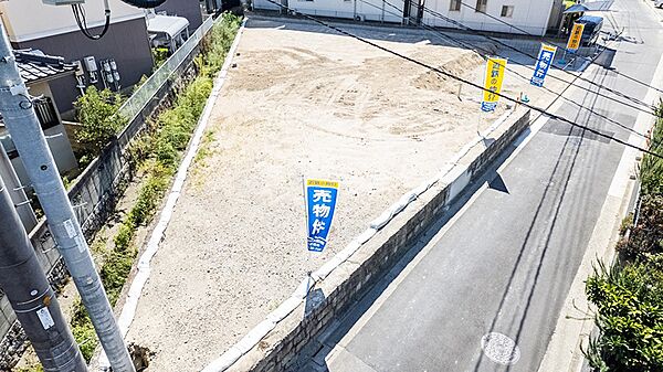 南向きで日当たり良好な土地。自由な設計で理想の住まいを叶えませんか。周辺環境も充実しています。