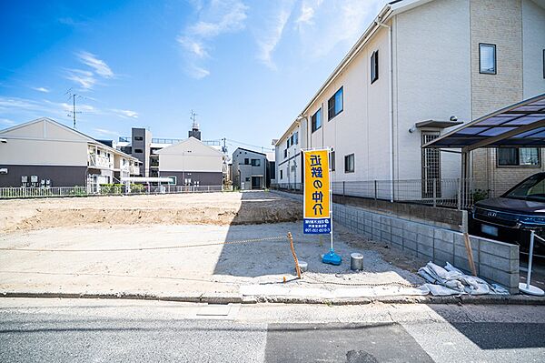 住宅街に位置する、日当たり良好な更地です。建築条件がないため、自由な設計で理想の住まいを実現できます。現地案内も承っておりますので、お気軽にお問い合わせください。