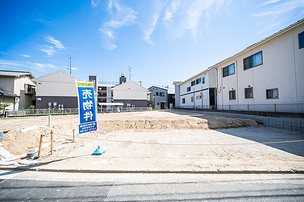 陽光が降り注ぐ、住みやすい街並みに位置する建築条件なしの売地です。理想の住まいを自由にデザインしてみませんか。