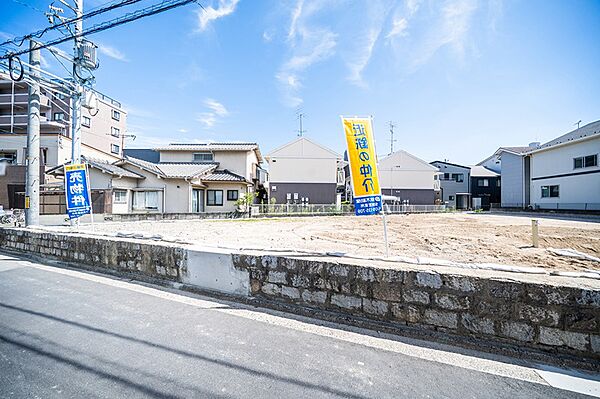 陽光が降り注ぐ更地。理想の住まいを形にする絶好の機会です。建築条件なし、お気軽にご相談ください。