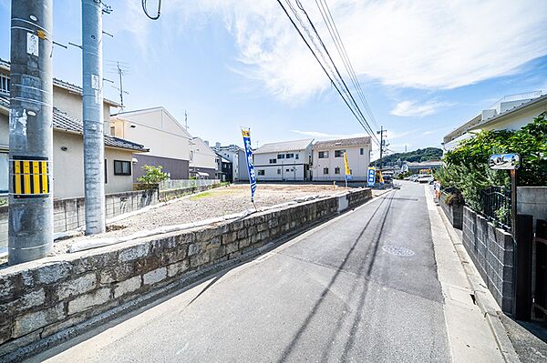 前面道路に面した整形地です。建築条件がないため、お好みのハウスメーカーで夢のマイホームを建築できます。