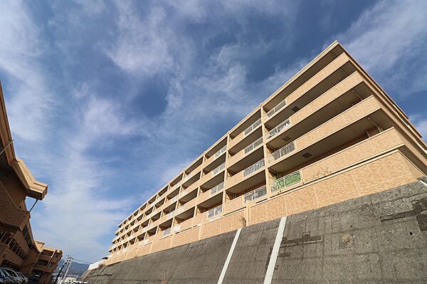 青空の下、広がる開放感。視界を遮るものの少ない立地で、日当たりも期待できます。