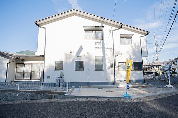 白い外壁が爽やかな印象の物件。開放的な青空が広がり、日当たりも良好です。幹線道路からのアクセスも良く、生活に便利な立地です。
