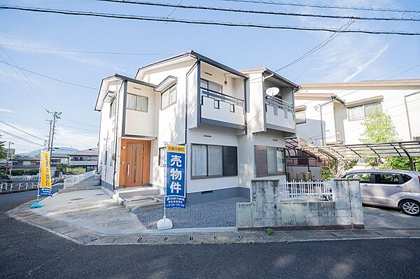 陽光あふれる角地に佇む、2階建ての住宅です。駐車スペースも確保されており、お車での生活にも便利です。新生活を始める住まいとしてご検討ください。