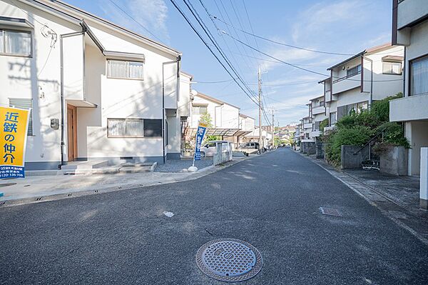 日当たりの良い前面道路に面した物件です。住宅街の穏やかな環境で、新生活を始めませんか。