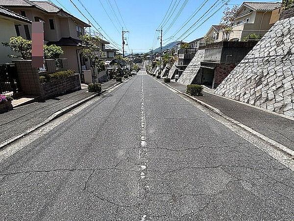 前面道路は運転もラクラクできる広さ有！