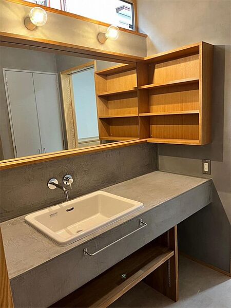 収納も充実したオシャレな洗面室！