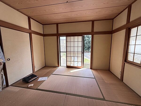陽光が差し込む和室は、落ち着きのある空間。障子を開ければ庭の緑が広がり、四季折々の風景を楽しめます。