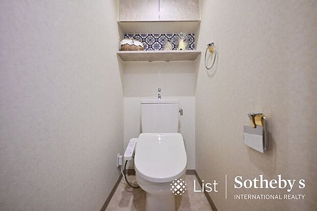 ◆トイレ◆スタイリッシュな清潔感のあるシャワートイレ仕様になります！収納棚もしっかりあるのでトイレットペーパーも切らさず収納しておく事ができます！