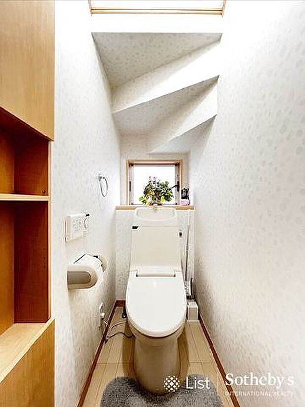 ◆トイレ◆スタイリッシュな清潔感のあるシャワートイレ仕様になります！収納棚もしっかりあるのでトイレットペーパーも切らさず収納しておく事ができます！
