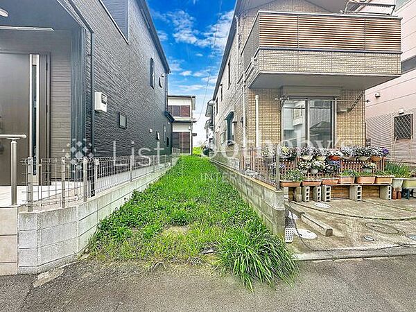 ◆外観◆前面は公道幅員4ｍ、間口は2.72ｍあり！周辺は閑静な住宅街！近くには川も流れ落ち着いた住環境！平塚市総合公園が徒歩圏内にありお散歩やお子様との休日が充実します！