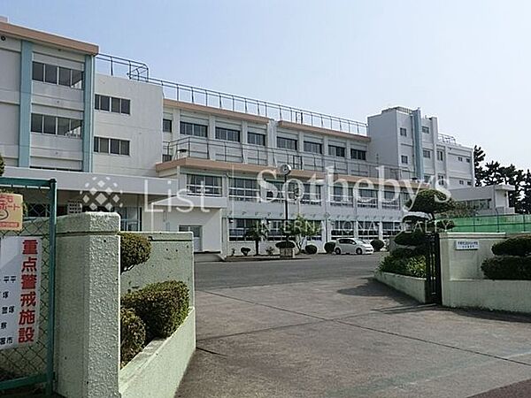 平塚市立松が丘小学校 徒歩7分。広々とした校庭や落ち着いた雰囲気の校舎が魅力の小学校。友達と楽しく過ごす日々の中で、学びと心の成長が自然と育まれていきます。 550m