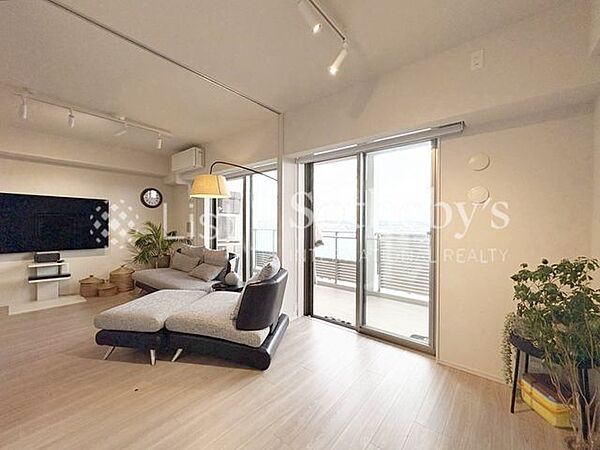 ◆居室◆豊かな光が照らすこの場所は、たわいもない会話を楽しみ、ゆったりとした時間を過ごす場所。家族の日常が刻まれる大切な空間です！