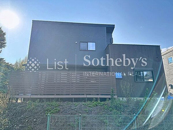 ◆外観◆リビングからウッドデッキにつながります！陽当り・通風・眺望良好な快適住まいです！全居室収納付きでさらに土間収納や納戸、パントリーあり！あったら嬉しい和室付きです！