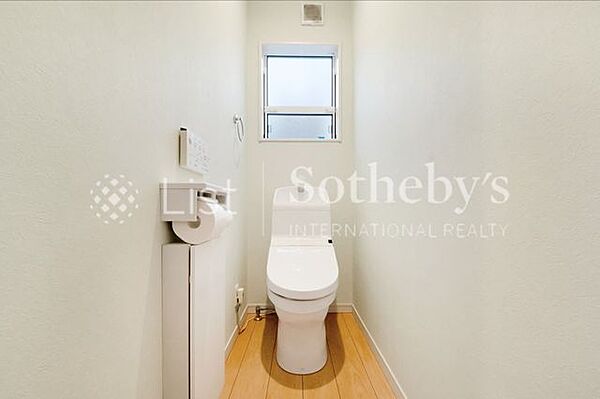 ◆トイレ◆ウォシュレット付きトイレでいつも快適な1日をスタートできます！窓も付いているので空気の入れ替えも楽にできます。トイレが2ヶ所あるので朝の混雑時にも便利ですね！