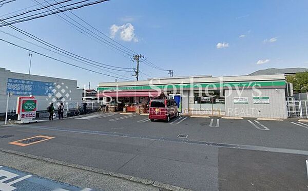 ローソンストア100辻堂元町五丁目店 徒歩7分。24時間いつでも利用できるコンビニが近くに。買い忘れや急な用事にもすぐ対応でき、暮らしの頼れるパートナーになってくれます。 500m