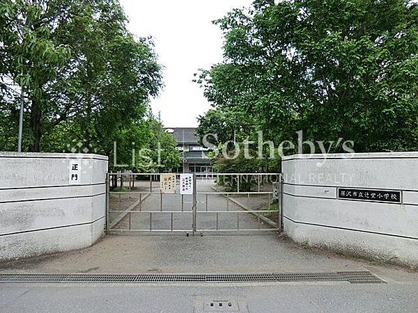藤沢市立辻堂小学校 徒歩8分。広々とした校庭や落ち着いた雰囲気の校舎が魅力の小学校。友達と楽しく過ごす日々の中で、学びと心の成長が自然と育まれていきます。 600m