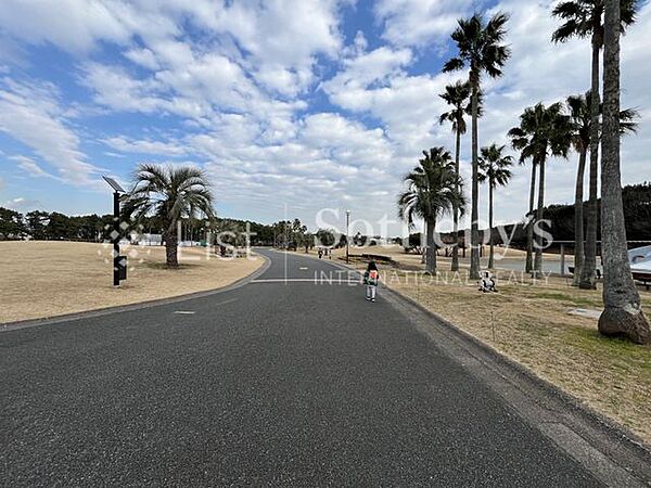 神奈川県立 辻堂海浜公園 徒歩17分。緑豊かな公園が近くにあると、毎日の散歩や子どもとの遊びにも最適。季節の移ろいを感じながら、心も体もリフレッシュできます。 1300m