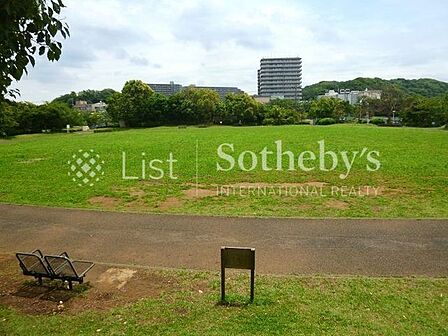 奥田公園 徒歩1分。緑豊かな公園が近くにあると、毎日の散歩や子どもとの遊びにも最適。季節の移ろいを感じながら、心も体もリフレッシュできます。 61m