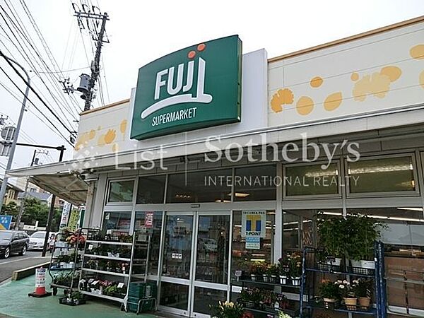 FUJI鵠沼藤が谷店 徒歩7分。新鮮な食材や日用品が揃うスーパーが徒歩圏に。忙しい日常の中でもスムーズに買い物ができる、便利で暮らしやすい立地です。 550m