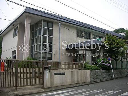 鎌倉市立稲村ケ崎小学校 徒歩10分。広々とした校庭や落ち着いた雰囲気の校舎が魅力の小学校。友達と楽しく過ごす日々の中で、学びと心の成長が自然と育まれていきます。 800m