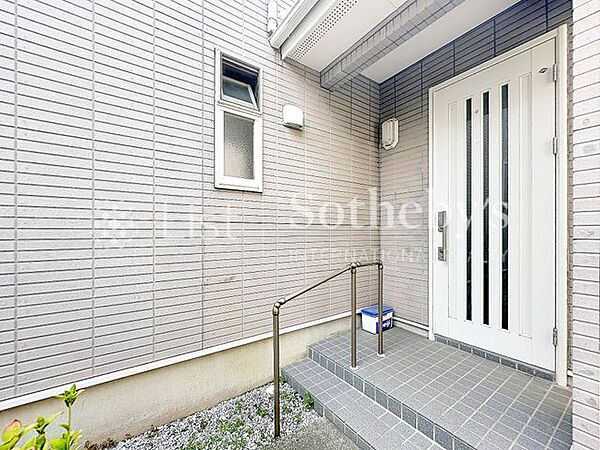 ◆玄関◆奥に玄関があるお住まいの為プライベート感のある玄関周りになります！お家の出入りの際も周辺の通行人の視線が気になりません！