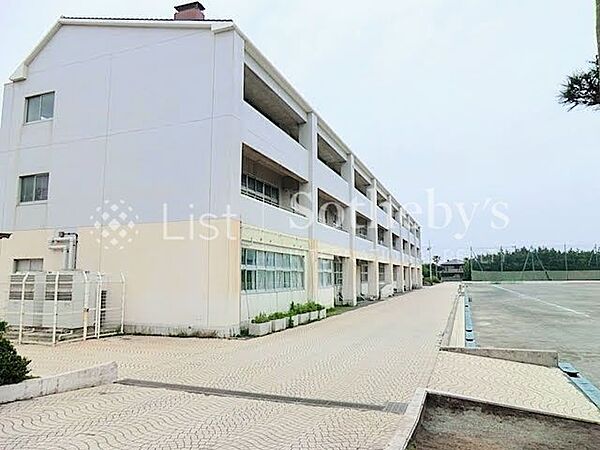 藤沢市立湘洋中学校 徒歩10分。学習・部活動・人間関係など、多くを学ぶ中学校。通学しやすい距離にあり、思春期の大切な時間を安心して過ごせる環境が整っています。 800m