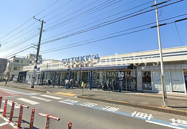 スズキヤ 鵠沼店 徒歩18分。野菜やお肉、惣菜など毎日の食卓を支える食材が揃うスーパー。週末にまとめて買い物をする際にも便利なお店です。 1400m