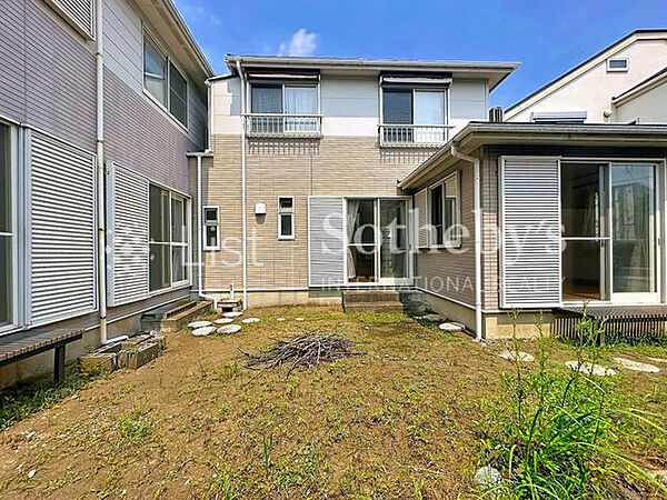 ◆庭◆周囲が建物に囲まれたプライベート感のあるお庭付き！ペットやお子様達と過ごしたりテーブルと椅子を出し読書やお茶を楽しんだりしてお寛ぎください！