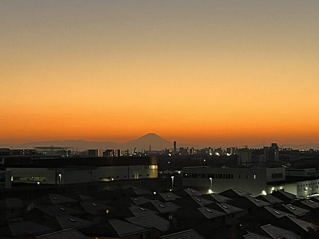 夕焼けの富士山（居住者様提供）