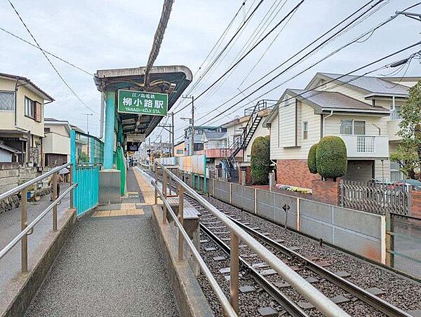 柳小路駅(江ノ電 江ノ島電鉄線) 徒歩1分。柳小路駅 80m