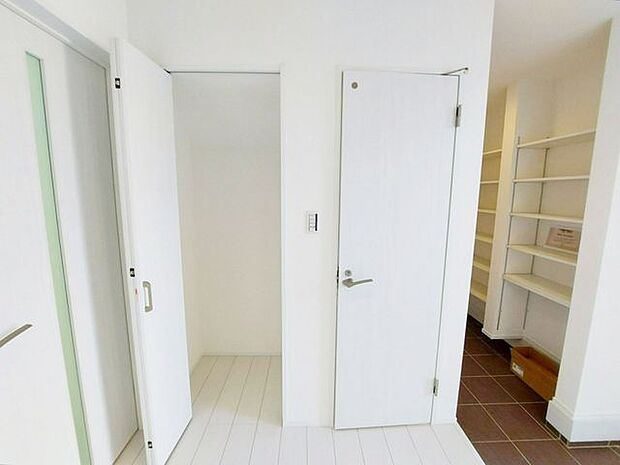 玄関ホール収納と、右はSIC