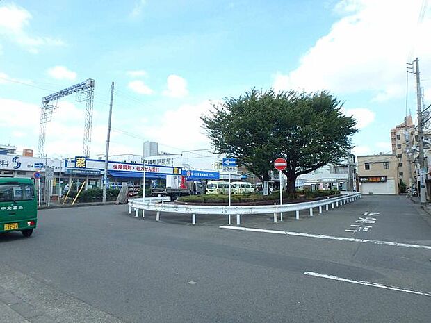 桜ヶ丘駅(小田急 江ノ島線) 引地川沿いの桜並木は大勢の花見客でにぎわいます。 1520m