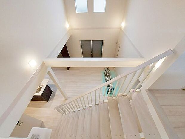 吹抜けとおしゃれな階段