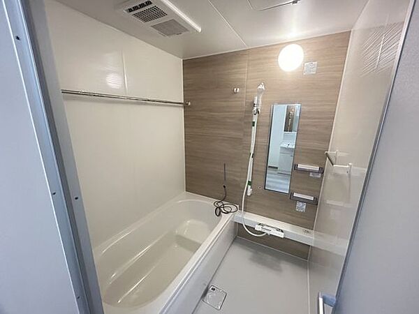 【リフォーム後写真】ユニットバスは新品に交換しました。浴槽は大人も足を伸ばしてゆったり浸かれる広さです。