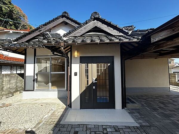 【リフォーム済】玄関扉は新品に交換いたしました。新しい扉でご家族皆様をお出迎えできます。