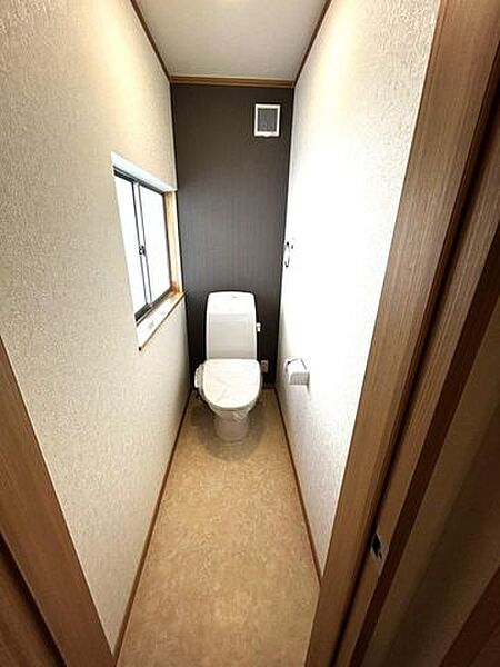 【リフォーム済】トイレは新品に交換いたしました。床はクッションフロアを貼り替え、天井と壁クロスの張替をおこないました。窓もありますので明るいトイレになりました。