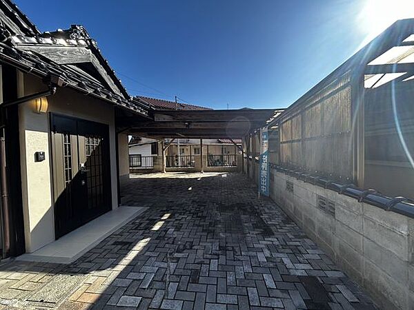 【リフォーム済】玄関前のスペースです。屋根がありますので、大切なお車はこちらに駐車いただけます。