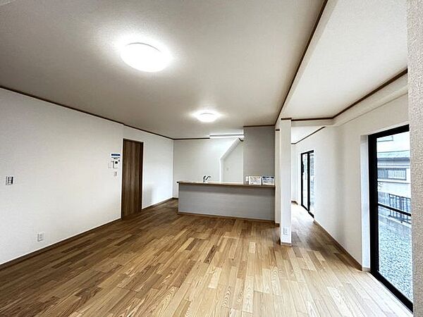 【リフォーム済】リビング別角度です。フロアは張り替え、天井と壁クロスも貼り替えました。ご家族団らんを楽しんでいただけます。