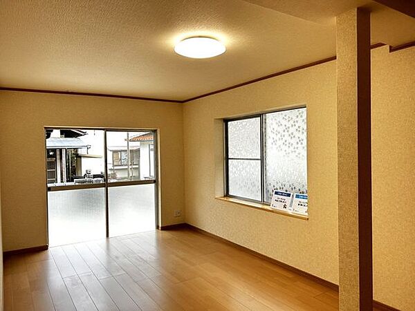 【リフォーム済】1階洋室1です。床はフローリングを貼り、天井と壁クロスの張替を行いました。クローゼットも設置いたしました。寝室にいかがでしょうか。