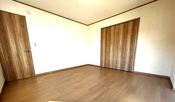 【リフォーム済】床はフローリングを貼り、天井と壁クロスの張替を行いました。物入もあります。寝室にいかがでしょうか。
