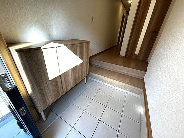 【リフォーム済】玄関内部です。床を貼り、天井と壁クロスを貼り替えました。シューズクローゼットも設置しました。
