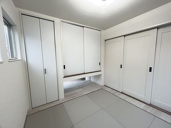 【リフォーム後写真 】1階約4.5帖の和室です。天井・壁クロスを張り替え、琉球畳を新調しました。物入があり収納も困らないですね。