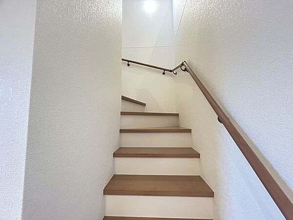 【リフォーム後写真 】階段です。天井・壁クロスを張り替え、クリーニングも行いました。