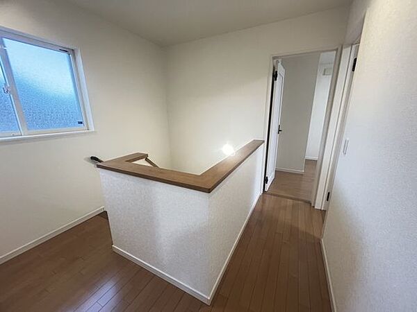 【リフォーム後写真 】2階廊下です。天井・壁クロスを張り替え、クリーニングも行いました。