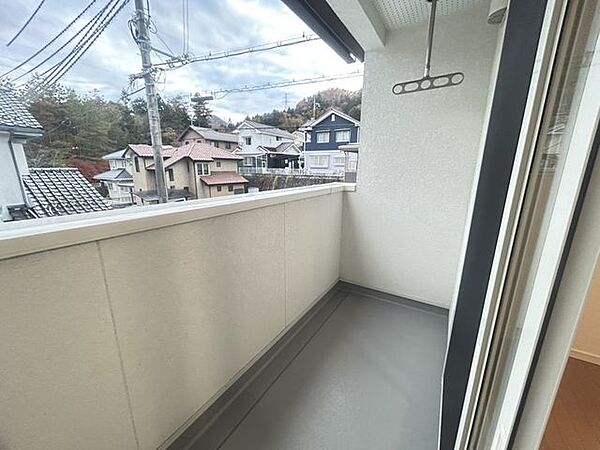 【リフォーム後写真 】2階西側の約6.75帖の洋室にあるベランダです。クリーニングを行いました。