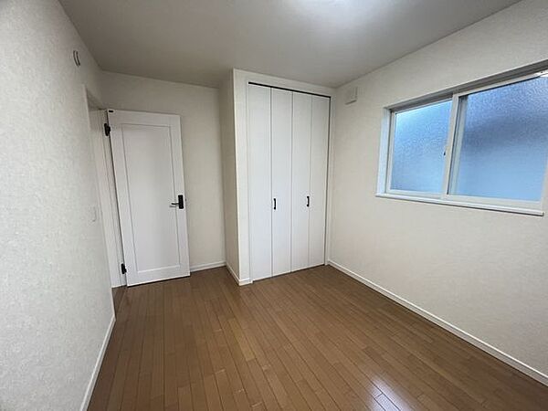【リフォーム後写真 】2階東側の約5.25帖の洋室です。天井・壁クロスを張り替え、クリーニングも行いました。